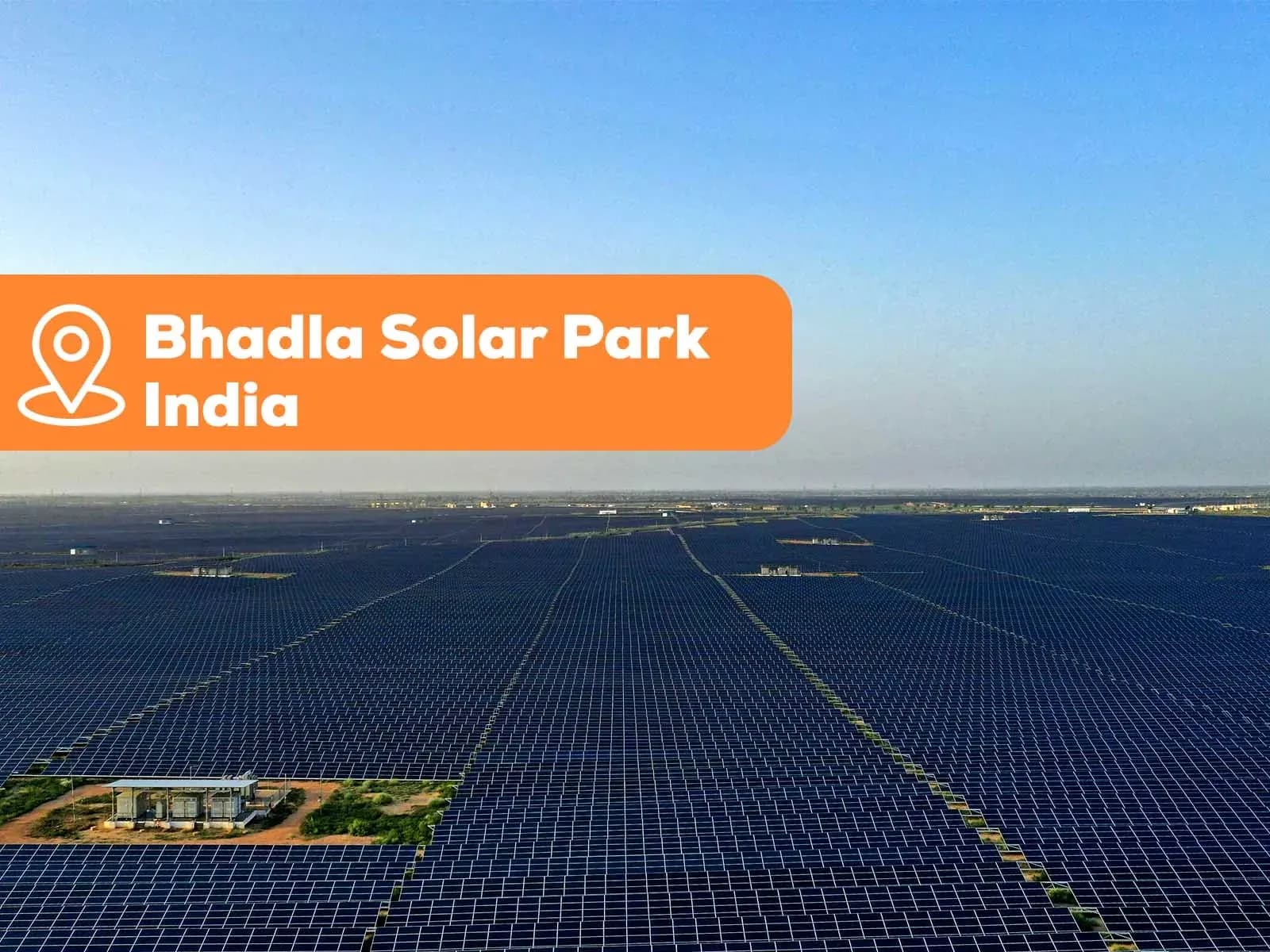 Luchtopname van Bhadla Solar Park in India met een locatielabel boven rijen zonnepanelen