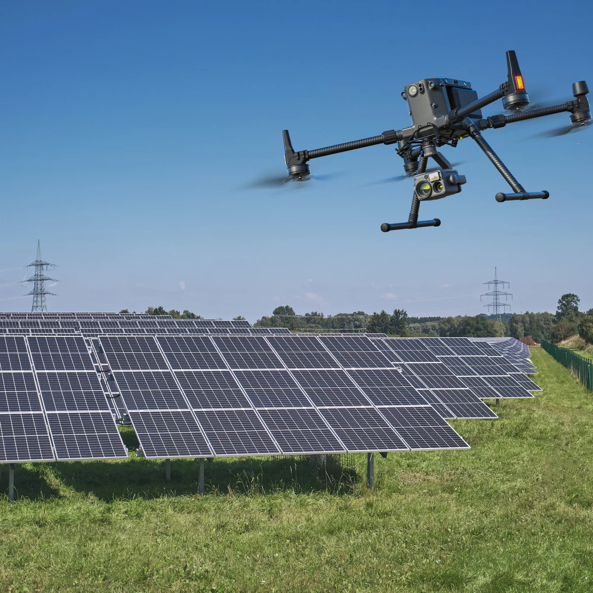 Drone boven rijen zonnepanelen in een grasveld Hoe zonnepanelen werken