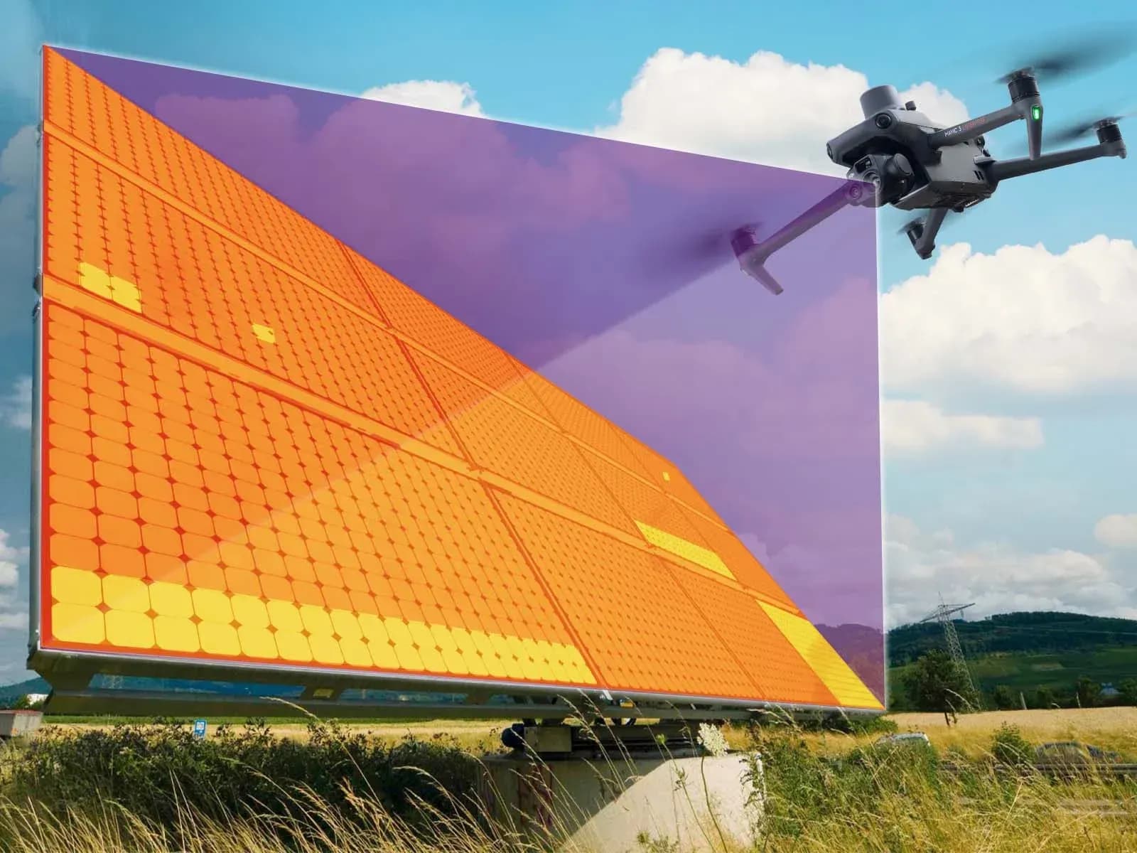Drohne mit thermischer Überlagerung über einem Solarmodul vor blauem Himmel