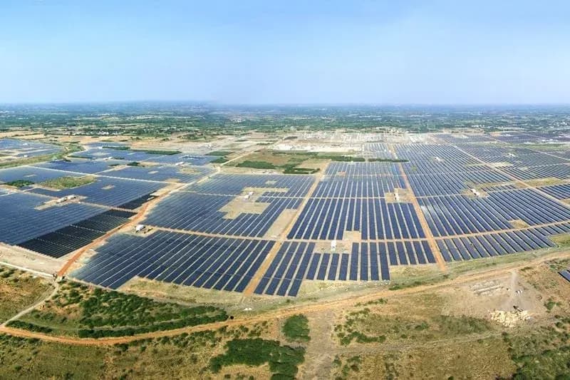 Luchtopname van het Kamuthi Solar Power Project met velden zonnepanelen tussen groene vegetatie