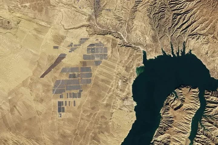Satellietbeeld van het Longyangxia Dam Solar Park naast een stuwmeer in China