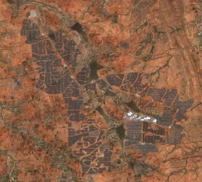 Satellietbeeld van het Pavagada Solar Park in India