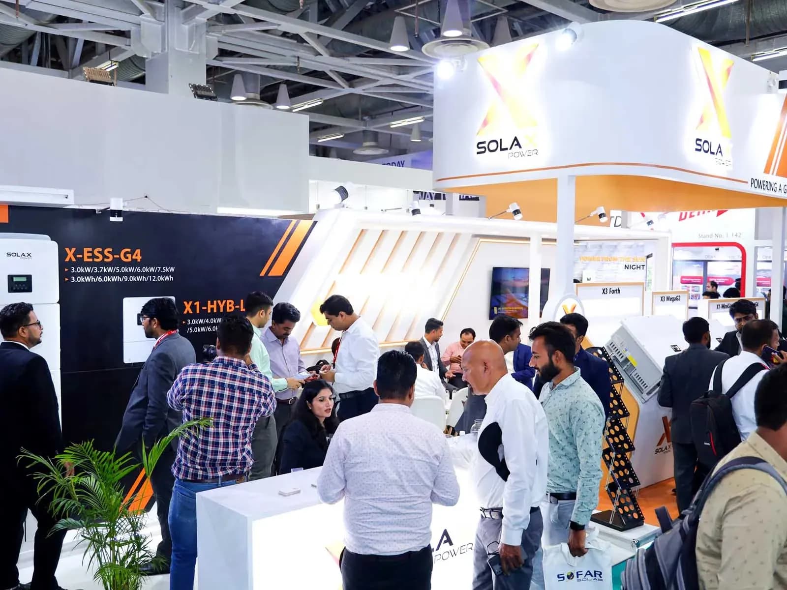 Besucher vor Ausstellungsständen auf der Renewable Energy India Expo