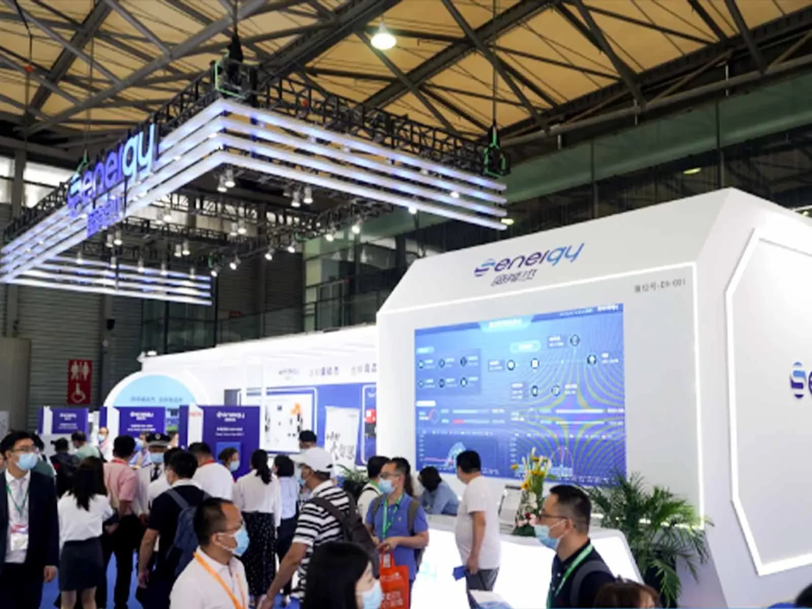 Messebesucher an einem Stand mit Bildschirm auf der SNEC PV Power Expo