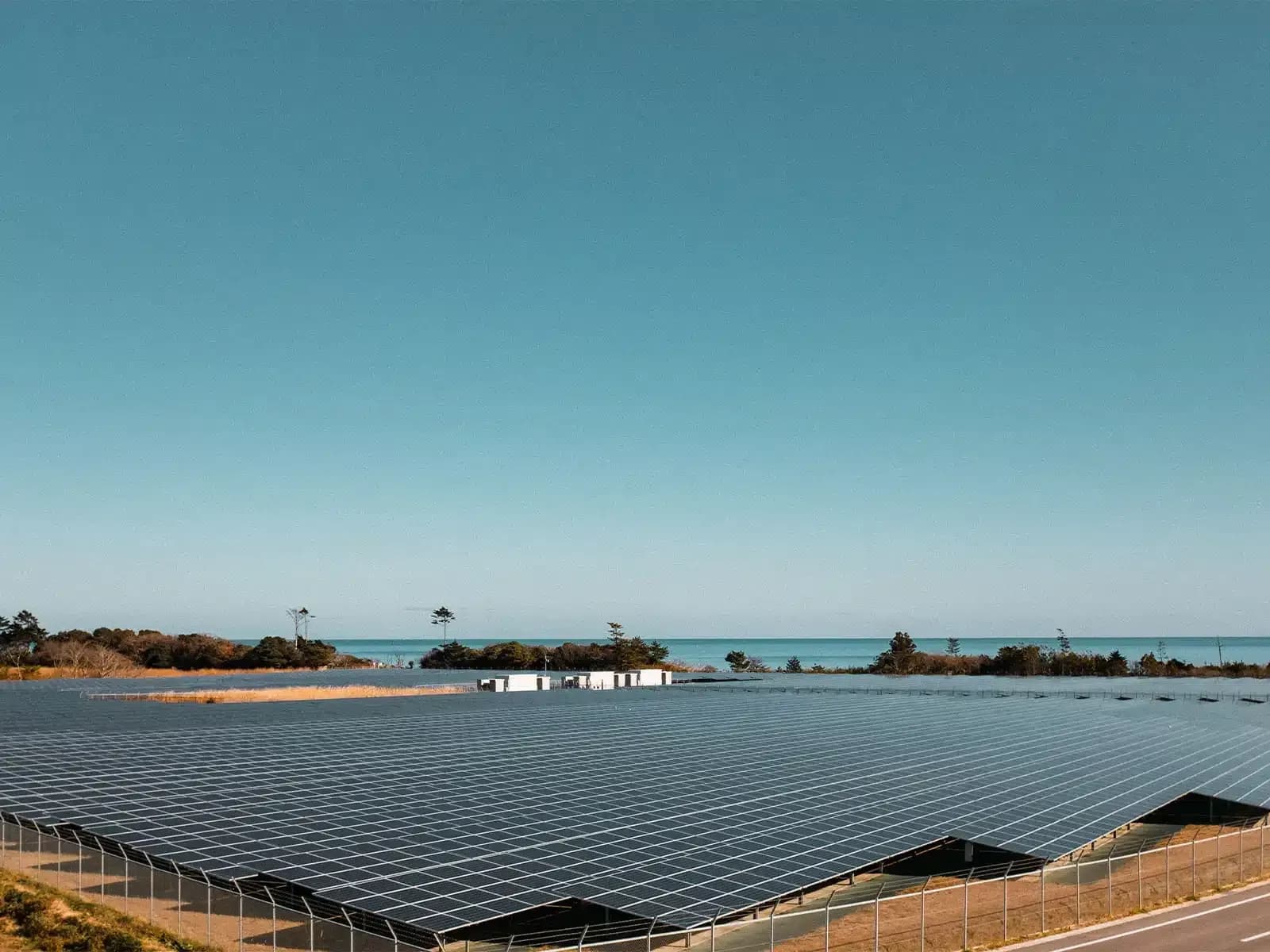 Vue aérienne d’un champ de panneaux solaires en bord de mer Vue aérienne d’un champ de panneaux solaires au bord de la mer