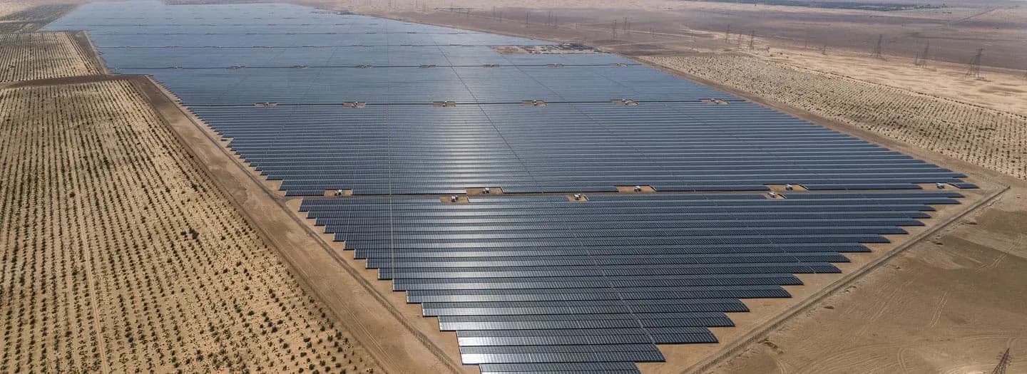 Luchtopname van een lange zonnepaneelopstelling in een droog landschap