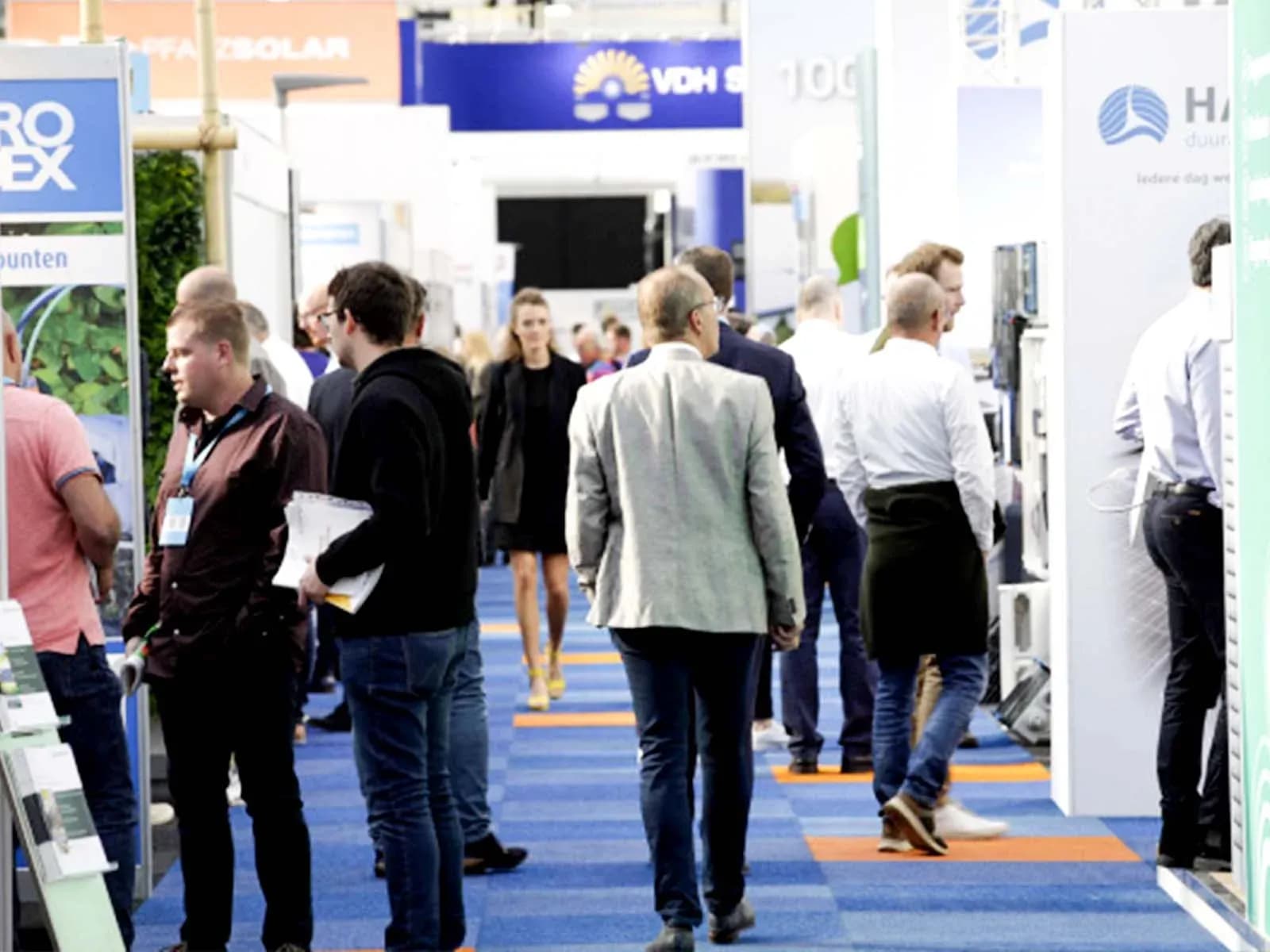 Fachbesucher in einer Messehalle der Solar Solutions International