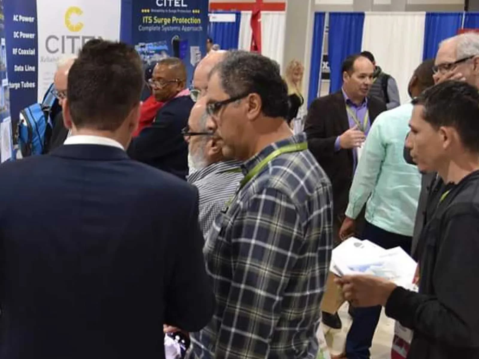 Besucher im Gespräch an Ständen der The Energy Expo