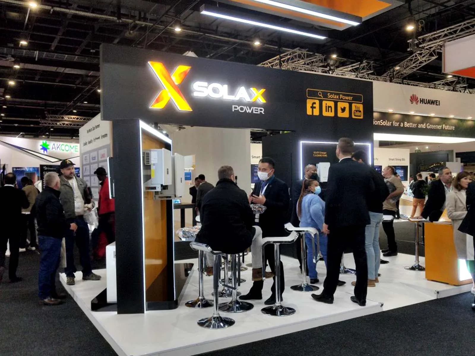 Messestand eines Wechselrichterherstellers mit Besuchern auf der Solar Show Africa