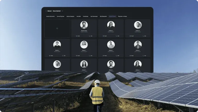 Composición de un panel de miembros del equipo y un operario entre paneles solares Composición de un panel de miembros del equipo y un operario entre paneles solares